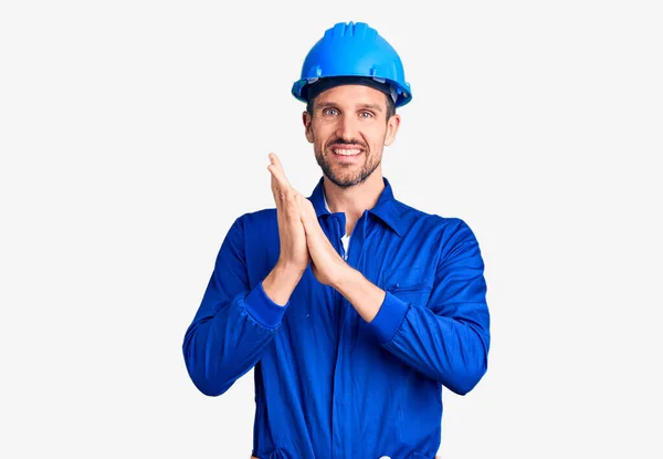 Jovem Homem Bonito Vestindo Uniforme Trabalhador Hardhat Batendo Palmas Aplaudindo — Fotografia de Stock