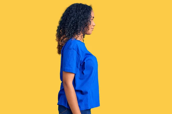 Молода Афро Американська Жінка Одягнена Повсякденний Одяг Дивлячись Бік Розслабтеся — стокове фото
