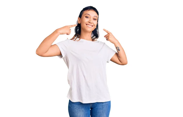 Mujer Joven Vistiendo Ropa Casual Sonriendo Alegre Mostrando Señalando Con —  Fotos de Stock