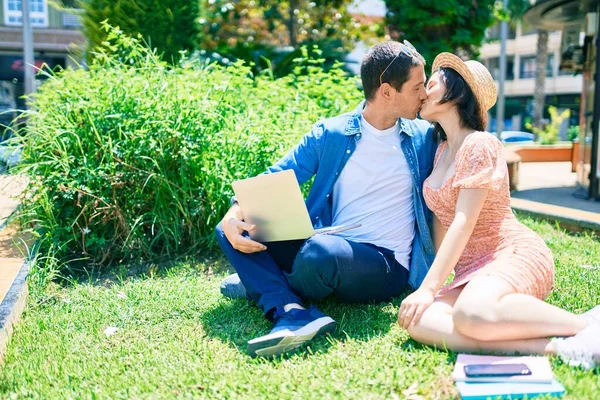 Beautiful Couple Kissing Sitting Grass Using Laptop Park — Stock Photo, Image