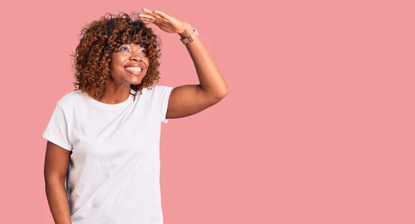 Jonge Afro Amerikaanse Vrouw Draagt Casual Witte Tshirt Erg Blij — Stockfoto