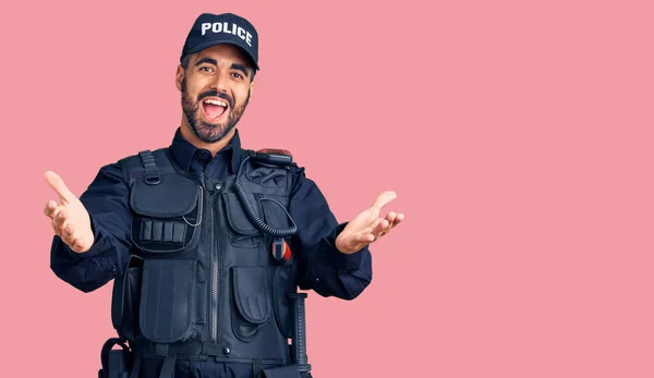Mladý Hispánec Nosí Policejní Uniformu Veselým Úsměvem Nabízí Ruce Dávat — Stock fotografie