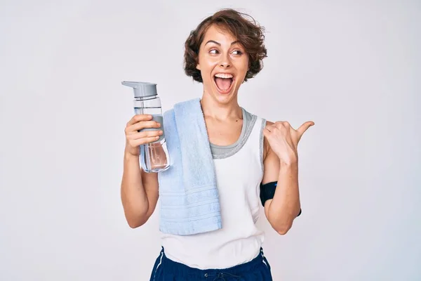 Jonge Spaanse Vrouw Draagt Sportkleding Handdoek Drinken Fles Water Wijzen — Stockfoto