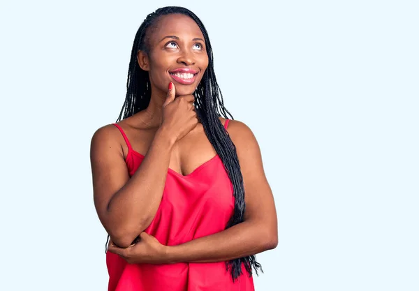 Ung Afrikansk Amerikansk Kvinna Klädd Vardagskläder Med Hand Hakan Tänker — Stockfoto