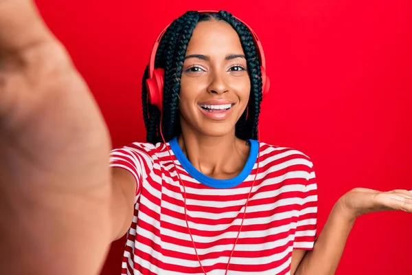 Hermosa Mujer Hispana Tomando Una Foto Selfie Usando Auriculares Celebrando —  Fotos de Stock