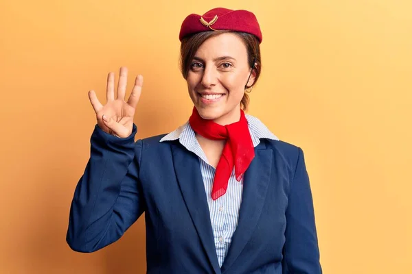 Jovem Bela Mulher Vestindo Aeromoça Uniforme Mostrando Apontando Para Cima — Fotografia de Stock