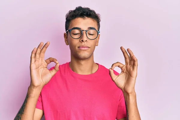 Jeune Bel Homme Afro Américain Portant Des Lunettes Sur Fond — Photo