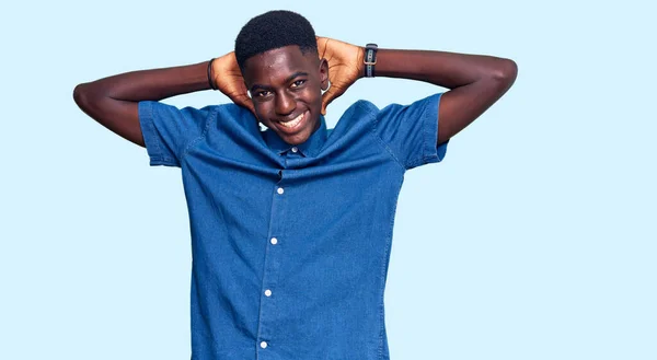Junger Afrikanisch Amerikanischer Mann Lässiger Kleidung Entspannt Und Dehnt Sich — Stockfoto
