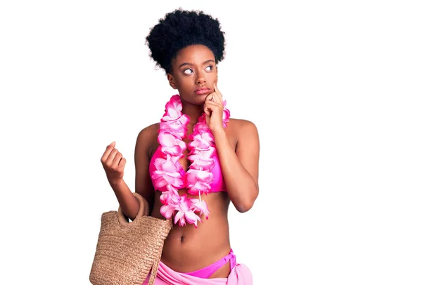 Jovem Afro Americana Vestindo Biquíni Hawaiian Lei Rosto Sério Pensando — Fotografia de Stock