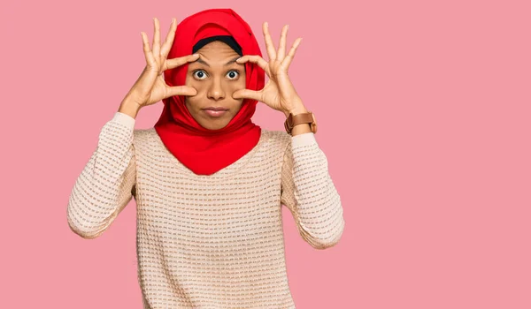 身穿传统伊斯兰头巾的年轻的非洲裔美国妇女试图用手指睁开眼睛 困倦而疲劳 以避免早晨疲劳 — 图库照片