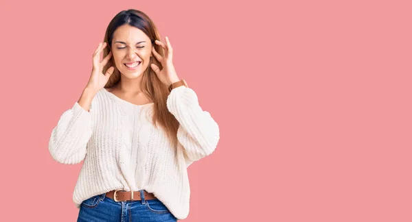 Mooie Jonge Vrouw Draagt Casual Kleding Die Oren Bedekt Met — Stockfoto