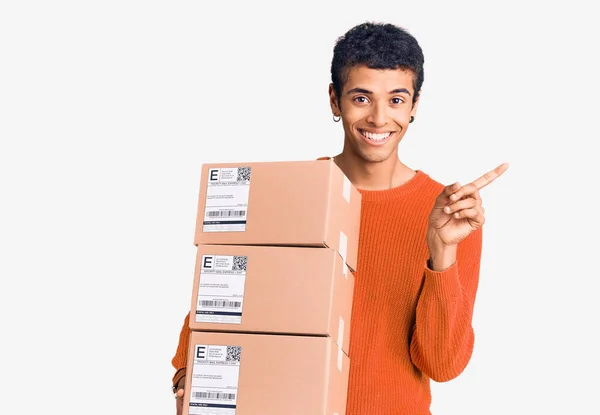 Joven Africano Amerciano Sosteniendo Paquete Entrega Sonriendo Feliz Señalando Con — Foto de Stock