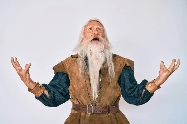 Idős Ősz Hajú Hosszú Szakállú Öregember Viking Hagyományos Jelmezben Őrült — Stock Fotó