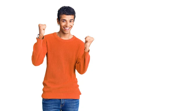 Joven Hombre Amerciano Africano Con Ropa Casual Gritando Orgulloso Celebrando —  Fotos de Stock