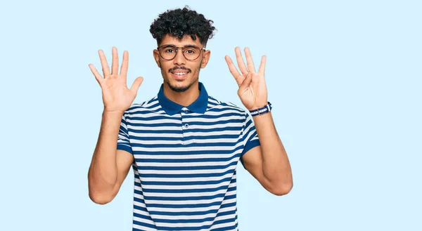 年轻的阿拉伯男子身穿休闲装 戴着眼镜 用9号手指指尖 面带微笑 自信而快乐 — 图库照片