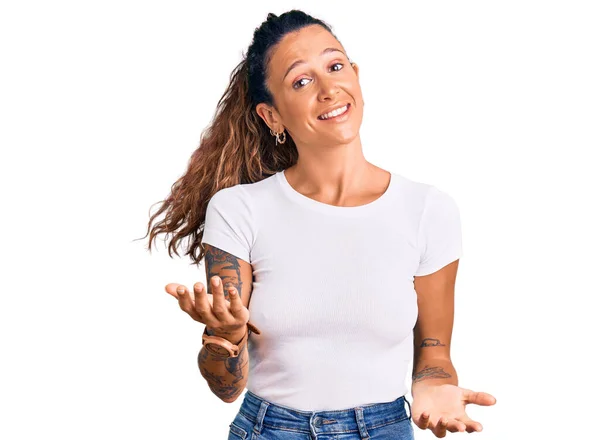 Jonge Spaanse Vrouw Met Tatoeage Met Casual Witte Tshirt Lachend — Stockfoto