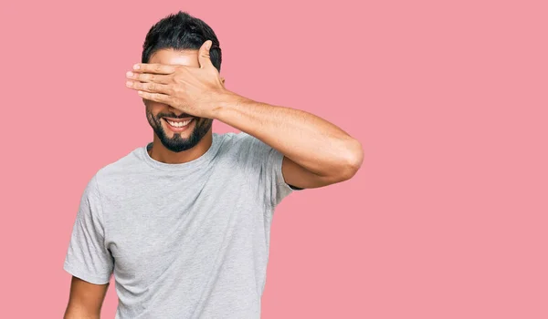 Joven Con Barba Vistiendo Camiseta Gris Casual Sonriendo Riendo Con — Foto de Stock