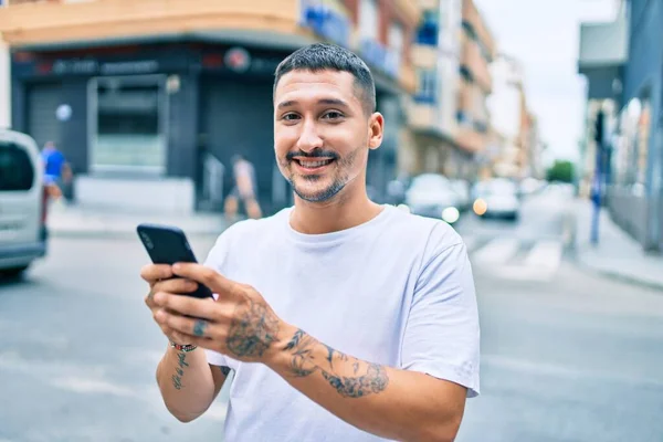 Young Hispanic Man Smiling Happy Using Smartphone Street City — Stock Photo, Image