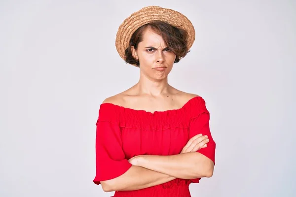 Mujer Hispana Joven Con Sombrero Verano Escéptico Nervioso Desaprobando Expresión — Foto de Stock