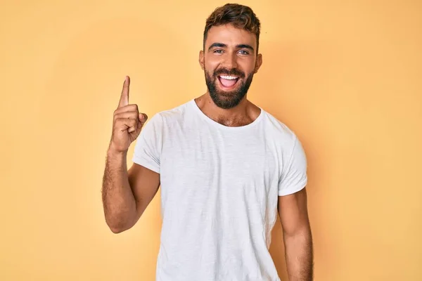 Junger Hispanischer Mann Lässiger Kleidung Zeigt Mit Erhobenem Zeigefinger Auf — Stockfoto