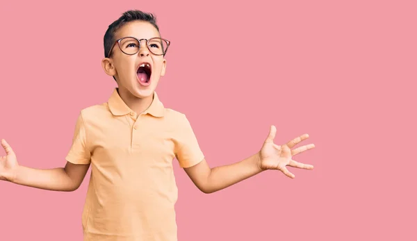 Malý Roztomilý Chlapec Neformálním Oblečení Brýlích Šílený Šílený Křičí Křičí — Stock fotografie