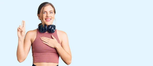 Hermosa Mujer Joven Caucásica Vistiendo Ropa Gimnasio Usando Auriculares Sonriendo —  Fotos de Stock