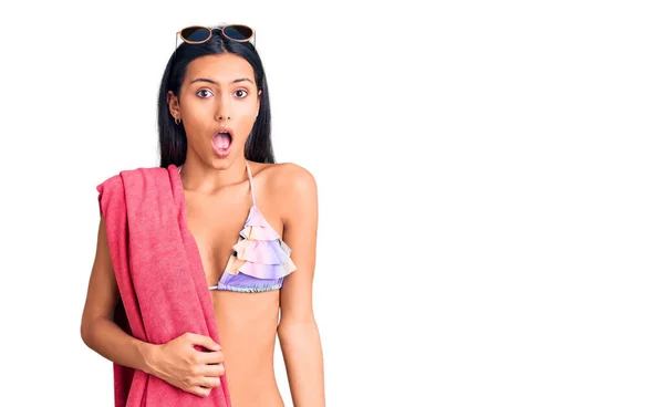 Young Beautiful Latin Girl Wearing Bikini Sunglasses Scared Amazed Open — Stock Photo, Image