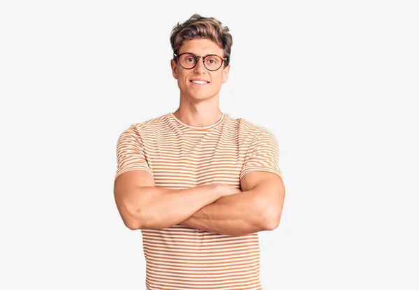 Homem Bonito Jovem Vestindo Roupas Casuais Óculos Rosto Feliz Sorrindo — Fotografia de Stock