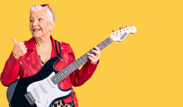 Senior Hermosa Mujer Con Ojos Azules Cabello Gris Con Aspecto — Foto de Stock