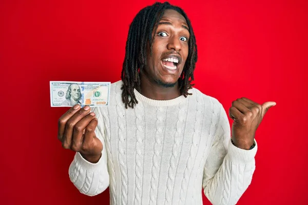 Afro Amerikaanse Man Met Vlechten Houden 100 Dollar Bankbiljet Duim — Stockfoto