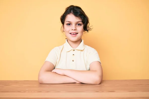 Söt Hispanic Barn Bär Casual Kläder Sitter Bordet Glad Ansikte — Stockfoto