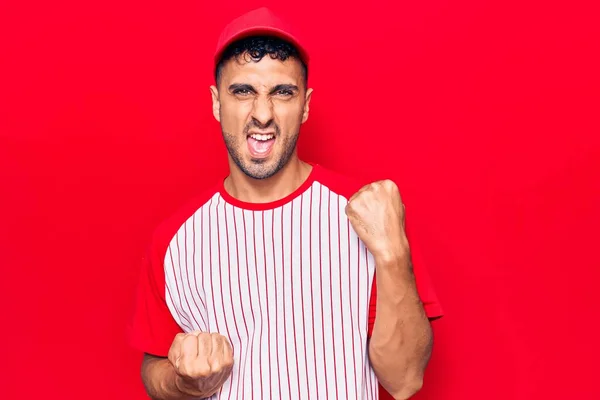 Jovem Hispânico Vestindo Uniforme Beisebol Comemorando Surpreso Surpreso Pelo Sucesso — Fotografia de Stock