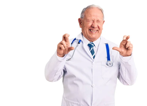 Hombre Pelo Gris Guapo Mayor Con Abrigo Médico Estetoscopio Con —  Fotos de Stock