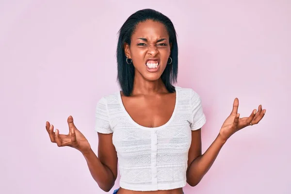 Mujer Afroamericana Joven Vestida Con Ropa Casual Loca Loca Gritando —  Fotos de Stock