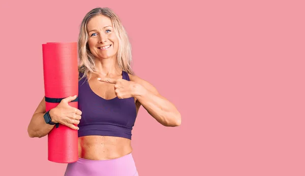 Middelbare Leeftijd Fit Blonde Vrouw Met Yoga Mat Glimlachen Gelukkig — Stockfoto