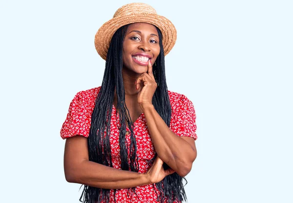 Genç Afro Amerikan Kadın Yaz Şapkası Takıyor Kameraya Bakıyor Kollarını — Stok fotoğraf