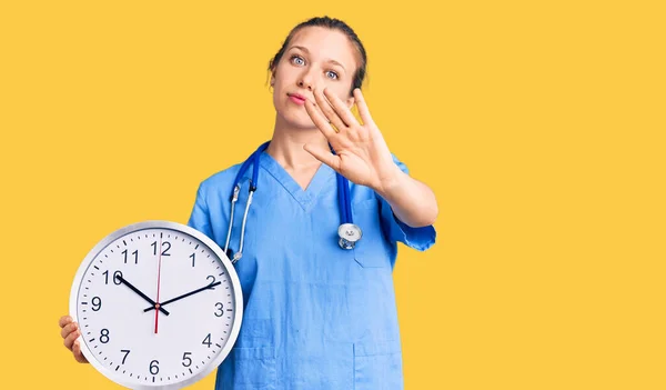 Jeune Belle Femme Blonde Portant Uniforme Médecin Stéthoscope Avec Main — Photo