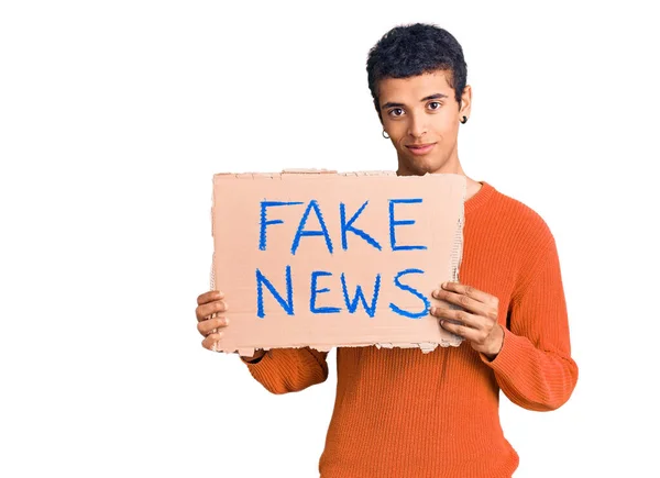 Mladý Africký Američan Muž Drží Falešné Zprávy Banner Myšlení Postoj — Stock fotografie