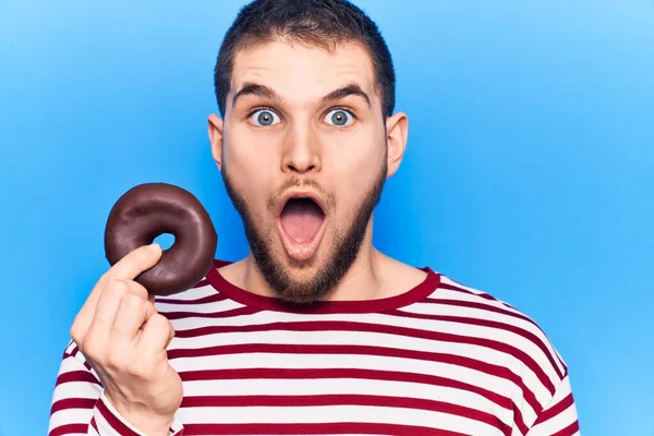 Genç Yakışıklı Adam Donut Saklıyor Korkmuş Ağzı Açık Şaşırmış Bir — Stok fotoğraf