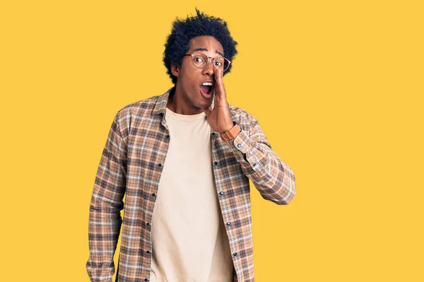 Hombre Afroamericano Guapo Con Cabello Afro Usando Ropa Casual Gafas — Foto de Stock