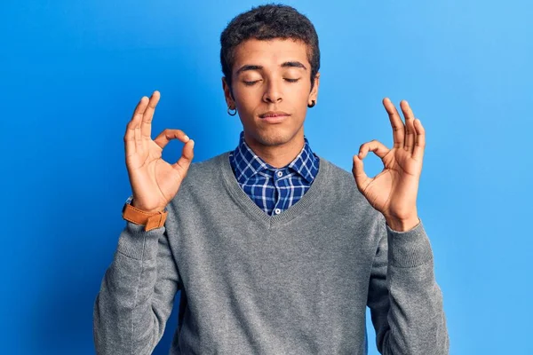 Jonge Afrikaanse Amerikaanse Man Casual Kleding Ontspannen Glimlachen Met Ogen — Stockfoto