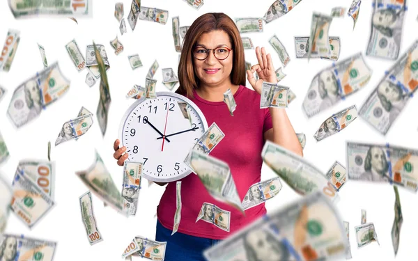 Mujer Latina Mediana Edad Sosteniendo Reloj Grande Haciendo Signo Con —  Fotos de Stock