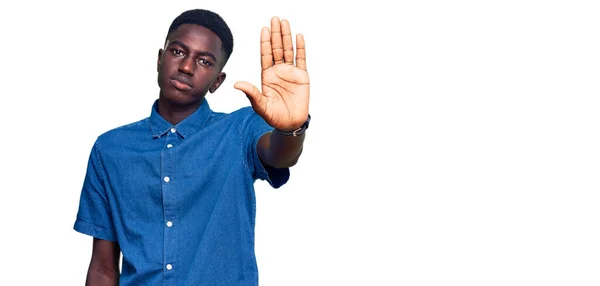 아프리카 미국인 손바닥으로 노래부르는 멈추고 있습니다 부정적 표정으로 경고의 표정을 — 스톡 사진