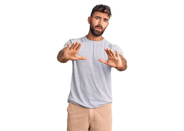 Νεαρός Ισπανόφωνος Φορώντας Καθημερινά Ρούχα Κάνει Στάση Χειρονομία Χέρια Παλάμες — Φωτογραφία Αρχείου