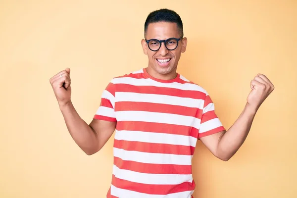 Jonge Knappe Latijnse Man Draagt Casual Kleding Glazen Schreeuwen Trots — Stockfoto