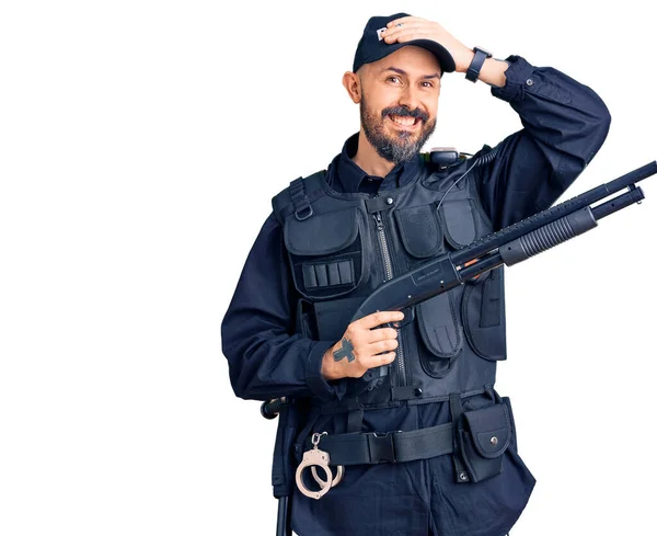 Jovem Homem Bonito Vestindo Uniforme Policial Segurando Espingarda Estressado Frustrado — Fotografia de Stock