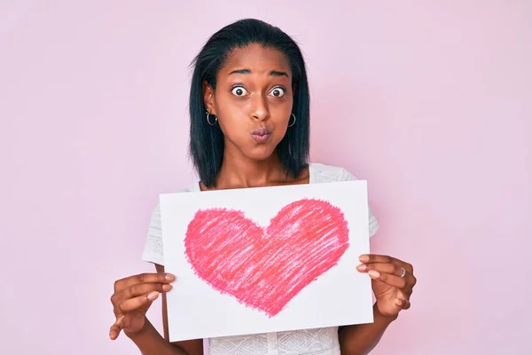 Jovem Afro Americana Segurando Coração Desenhar Bochechas Inchadas Com Cara — Fotografia de Stock