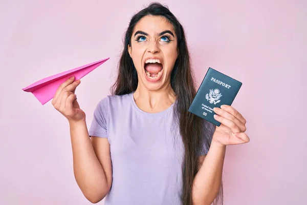 Esmer Genç Kız Elinde Kağıt Uçak Pasaportuyla Öfkeli Öfkeli Çığlıklar — Stok fotoğraf