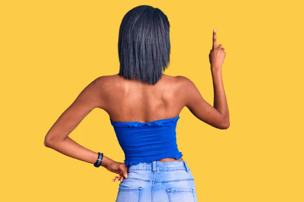 Mujer Afroamericana Joven Con Ropa Verano Casual Posando Hacia Atrás —  Fotos de Stock