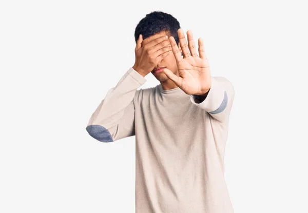 Молодий Афроамериканський Чоловік Носить Повсякденний Одяг Закриває Очі Руками Робить — стокове фото